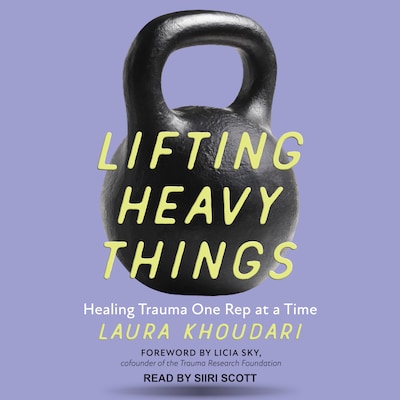 Lifting Heavy Things – omslag til lydbogen af Laura Khoudari