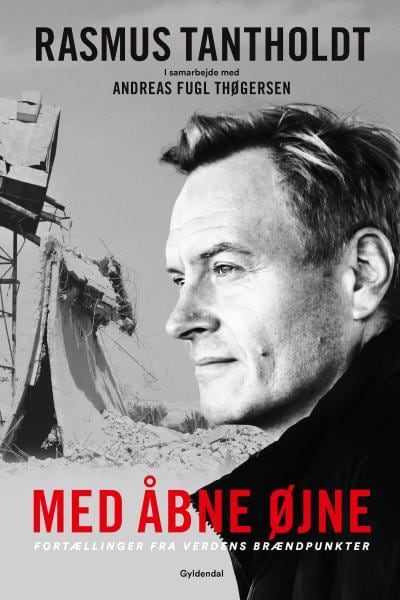 Med åbne øjne – omslag til lydbogen af Rasmus Tantholdt, Andreas Fugl Thøgersen