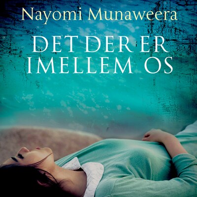 Det der er imellem os – omslag til lydbogen af Nayomi Munaweera