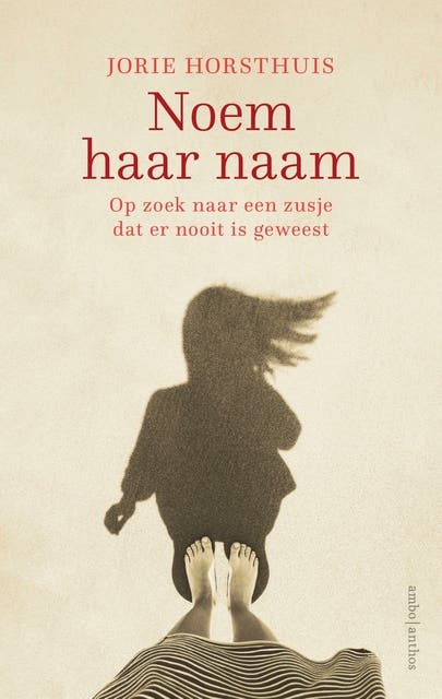 Noem haar naam: Op zoek naar een zusje dat er nooit is geweest – omslag van het luisterboek van Jorie Horsthuis