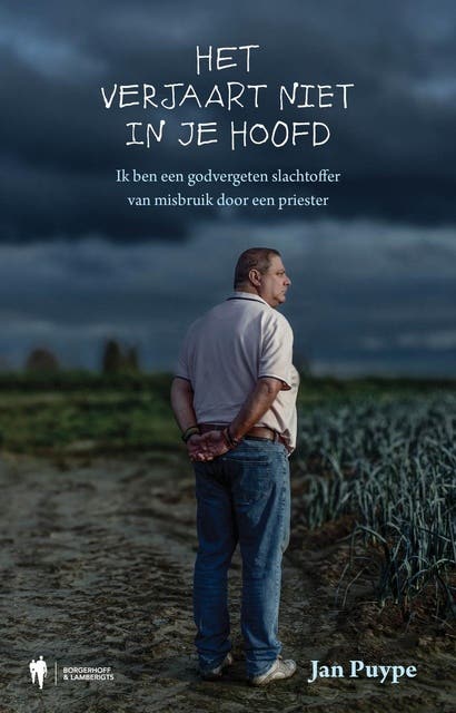 Het verjaart niet in je hoofd: Ik ben een godvergeten slachtoffer van misbruik door een priester – omslag van het luisterboek van Jan Puype