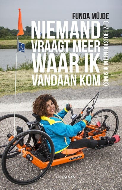 Niemand vraagt meer waar ik vandaan kom (sinds ik in een rolstoel zit) – omslag van het luisterboek van Funda Müjde