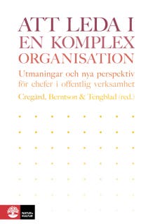 Att leda i en komplex organisation : Utmaningar och nya perspektiv för chef – omslag till ljudboken av Annika Härenstam,Eva Bejerot,Ewa Wikström,Fredrik Bååthe,Johan Åkesson,Johanna Stengård,Lisa Björk,Lotta Dellve,Margareta Oudhuis,Maria Grafström,Mikael Cäker,Nomie Eriksson,Sabrina Thelander,Sven Siverbo,Tina Forsberg Kankkunen