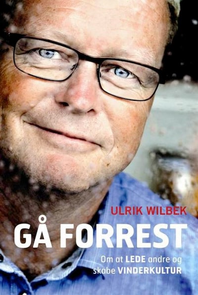 Gå forrest - om at lede andre og skabe vinderkultur – omslag til lydbogen af Ulrik Wilbek