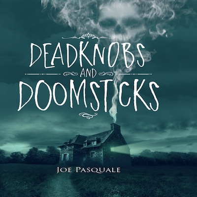 Deadknobs And Doomsticks – omslag van het luisterboek van Joe Pasquale