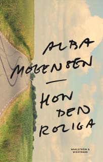 Hon den roliga – omslag till ljudboken av Alba Mogensen