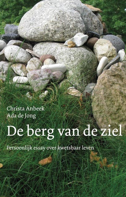 De berg van de ziel: een persoonlijk essay over kwetsbaar leven – omslag van het luisterboek van Ada de Jong,Christa Anbeek