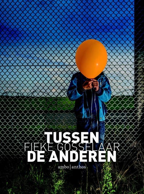 Tussen de anderen – omslag van het luisterboek van Fieke Gosselaar