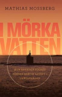 I mörka vatten: hur svenska folket fördes bakom ljuset i ubåtsfrågan – omslag till ljudboken av Mattias Mossberg