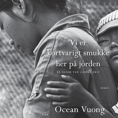 Vi er kortvarigt smukke her på jorden – omslag til lydbogen af Ocean Voung