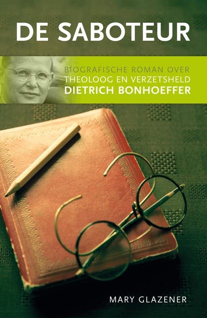 De saboteur: biografische roman over theoloog en verzetsheld Dietrich Bonhoeffer – omslag van het luisterboek van Mary Glazener