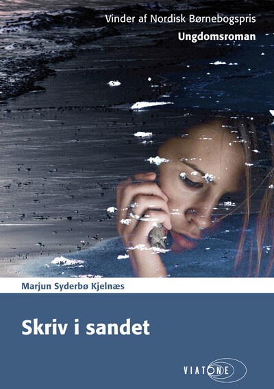 Skriv i sandet – omslag til lydbogen af Marjun Syderbø Kjelnæs