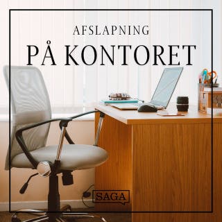 På kontoret – tastatur, papir og kaffekopper – omslag til lydbogen af Rasmus Broe