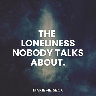 The Loneliness Nobody Talks About: You Can Be Surrounded By People and Still Feel Completely Alone. – omslag till ljudboken av Marieme Seck