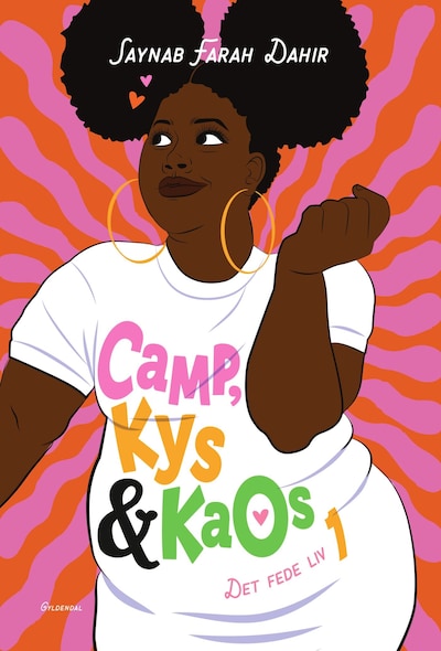 Det fede liv 1 - Camp, kys og kaos – omslag til lydbogen af Saynab Farah Dahir