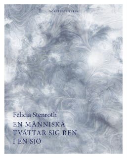 En människa tvättar sig ren i en sjö – omslag till ljudboken av Felicia Stenroth