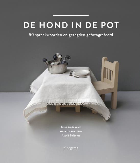 De hond in de pot: 50 spreekwoorden gefotografeerd – omslag van het luisterboek van Annette Wiesman,Astrid Zuidema,Tosca Lindeboom