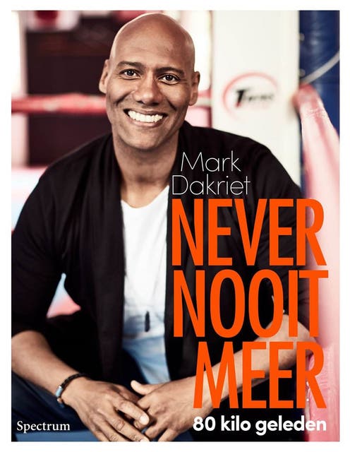 Never nooit meer: 80 kilo geleden – omslag van het luisterboek van Mark Dakriet