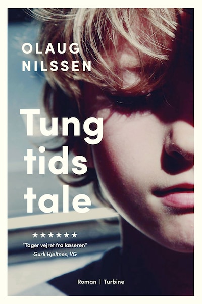 Tung tids tale – omslag til lydbogen af Olaug Nilssen