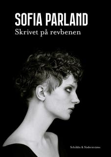 Skrivet på revbenen – omslag till ljudboken av Sofia Parland