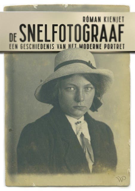De snelfotograaf: Een geschiedenis van het moderne portret – omslag van het luisterboek van Róman Kienjet