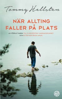 När allting faller på plats : en bok om att finna mening – omslag till ljudboken av Tommy Hellsten