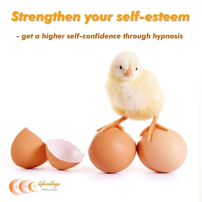 Strengthen your self-esteem: Get a higher self-confidence through hypnosis – omslag til lydbogen af Michael Bauer