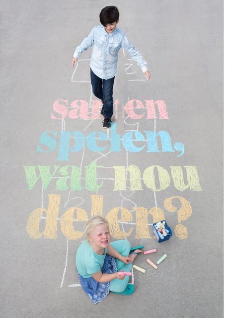 Samen spelen, wat nou delen?: over vriendjes maken en je zusje pesten – omslag van het luisterboek van Elsbeth Teeling,Eva Bronsveld