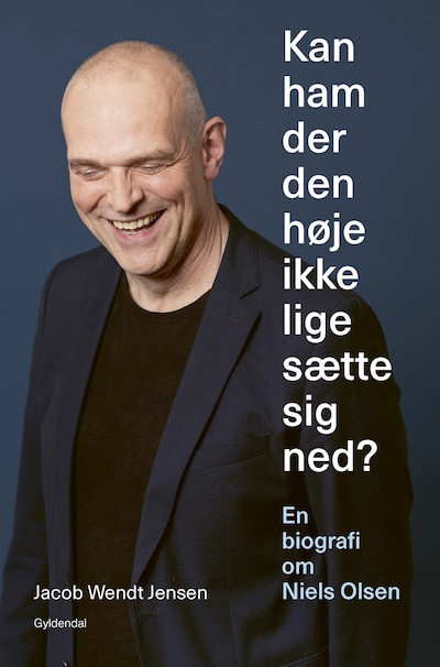 Kan ham der den høje ikke lige sætte sig ned? – omslag til lydbogen af Jacob Wendt Jensen