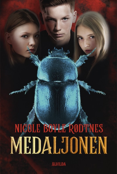 Medaljonen (samlebind) – omslag til lydbogen af Nicole Boyle Rødtnes