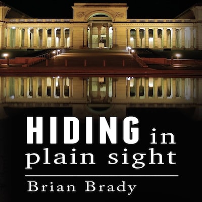 Hiding in Plain Sight – omslag til lydbogen af Brian Brady