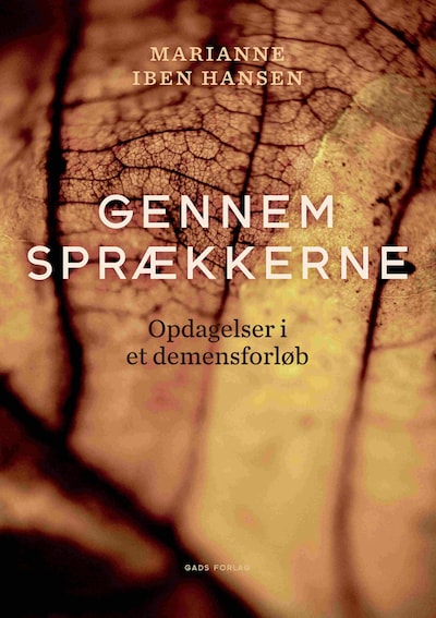 Gennem sprækkerne – omslag til lydbogen af Marianne Iben Hansen