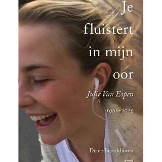 Je fluistert in mijn oor: Julie Van Espen 1996-2019 – omslag van het luisterboek van Diane Broeckhoven