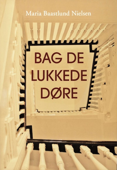 Bag de lukkede døre – omslag til lydbogen af Maria Baastlund Nielsen