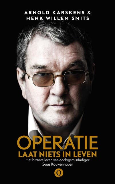 Operatie laat niets in leven: Het bizarre leven van oorlogsmisdadiger Guus Kouwenhoven – omslag van het luisterboek van Arnold Karskens,Henk Willem Smits