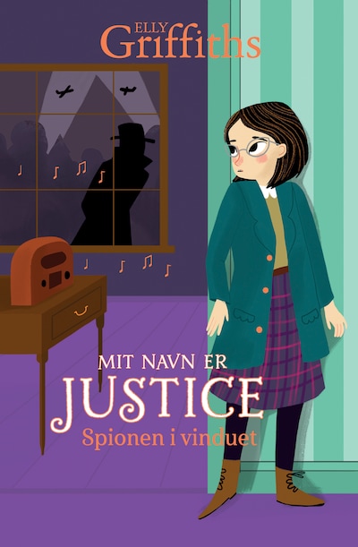 Mit navn er Justice (4) Spionen i vinduet – omslag til lydbogen af Elly Griffiths