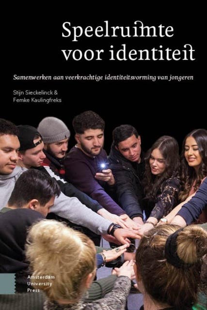 Speelruimte voor identiteit: Samenwerken aan veerkrachtige identiteitsvorming van jongeren – omslag van het luisterboek van Femke Kaulingfreks,Stijn Sieckelinck