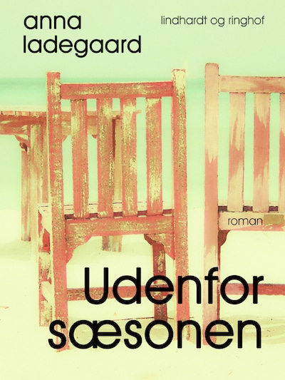 Udenfor sæsonen – omslag til lydbogen af Anna Ladegaard