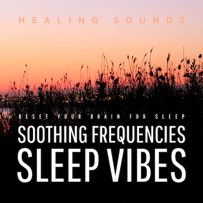 Sleep Vibes - Soothing Frequencies - Healing Sounds – omslag til lydbogen af NightMIND Studios – Soothing Frequencies for Deep Sleep