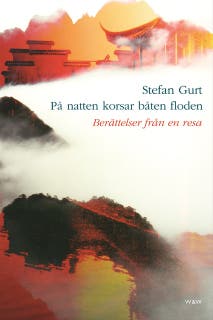 På natten korsar båten floden – omslag till ljudboken av Stefan Gurt