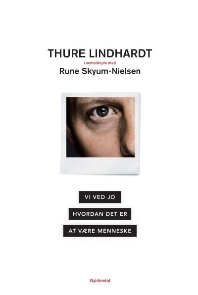 Vi ved jo hvordan det er at være menneske – omslag til lydbogen af Thure Lindhardt, Rune Skyum-Nielsen