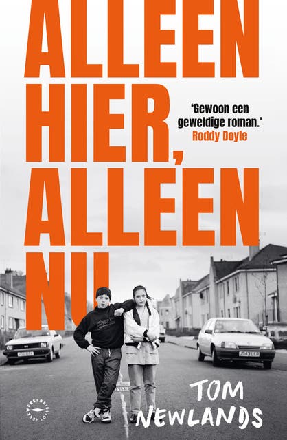 Alleen hier, alleen nu – omslag van het luisterboek van Tom Newlands