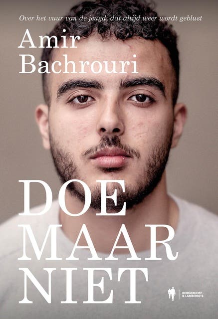 Doe maar niet: over het vuur van de jeugd, dat altijd weer wordt geblust – omslag van het luisterboek van Amir Bachrouri