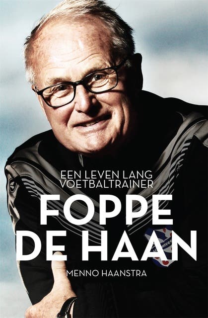 Foppe de Haan: Een leven lang voetbaltrainer – omslag van het luisterboek van Menno Haanstra