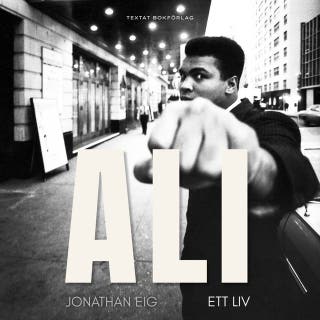 ALI: Ett liv – omslag till ljudboken av Jonathan Eig