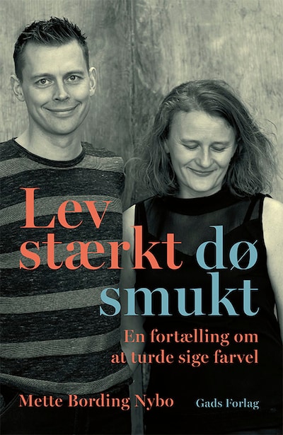 Lev stærkt – dø smukt – omslag til lydbogen af Mette Bording Nybo
