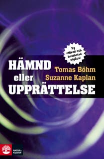Hämnd eller upprättelse – omslag till ljudboken av Suzanne Kaplan,Tomas Böhm