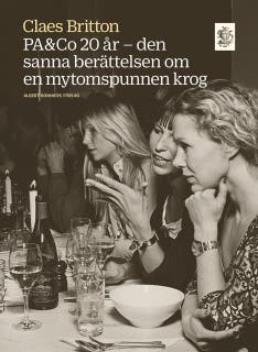 PA&Co 20 år : den sanna berättelsen om en mytomspunnen krog – omslag till ljudboken av Claes Britton