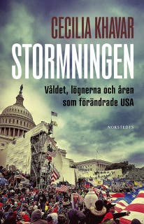 Stormningen : våldet, lögnerna och åren som förändrade USA – omslag till ljudboken av Cecilia Khavar