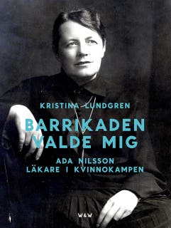 Barrikaden valde mig : Ada Nilsson läkare i kvinnokampen – omslag till ljudboken av Kristina Lundgren